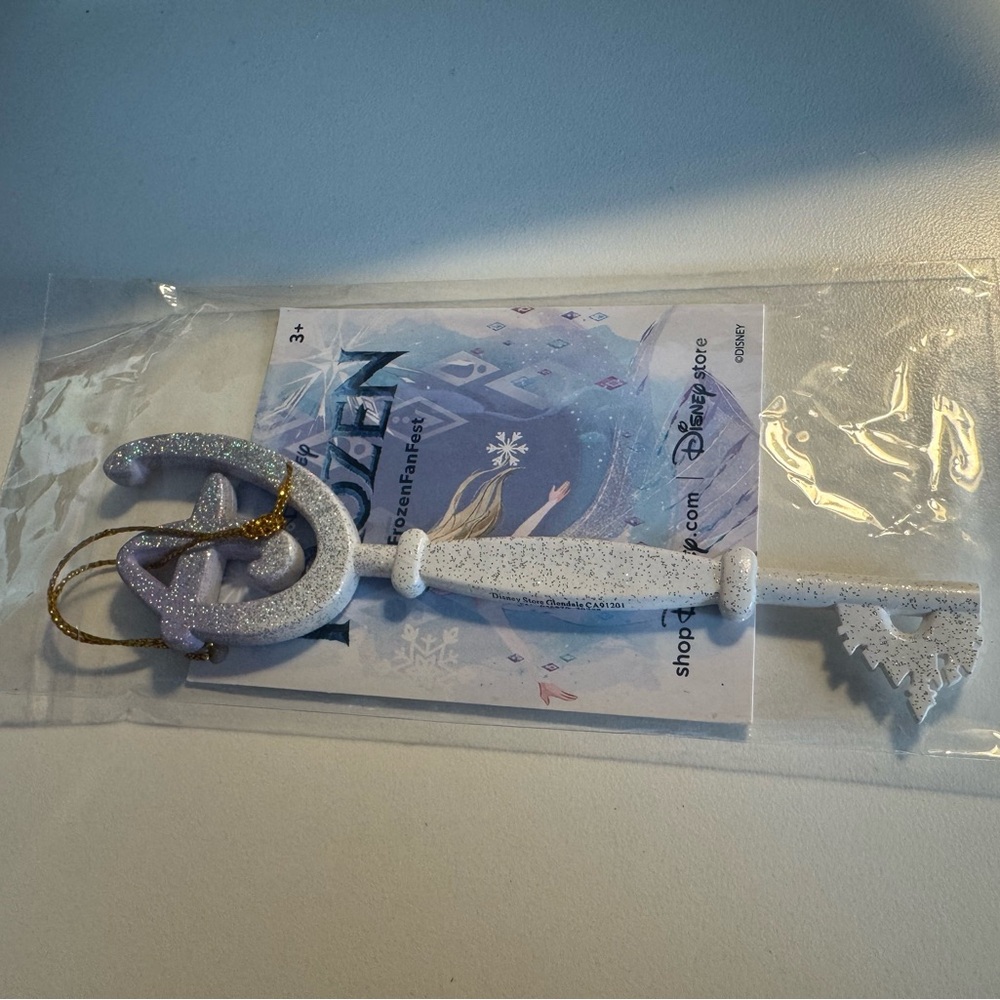 Disney Frozen frozenfanfest key 2020 - NWT